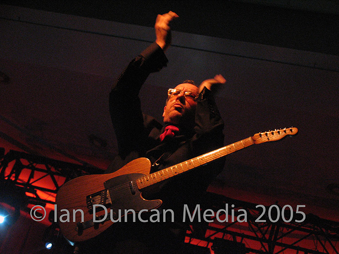 APPLAUSE... Elvis Costello live in Leeds...