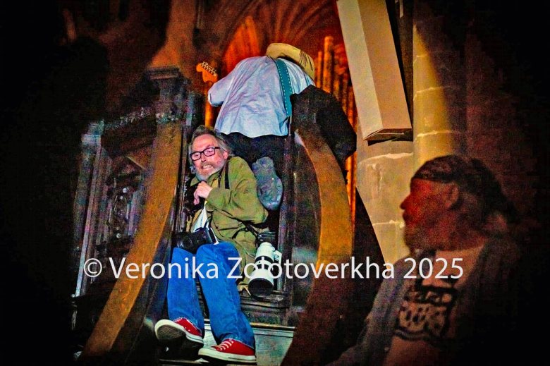 Joe ‘King’ Carrasco squeezes past journalist Ian Duncan on the steps of the pulpit at Carlisle Cathedral during the A Night For Ukraine event organised by Hardwicke Circus. Photo: Veronika Zolotoverkha.