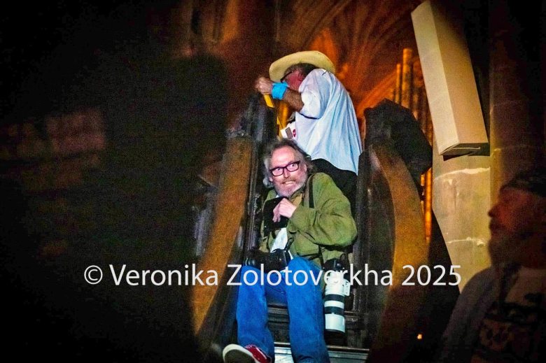 Joe ‘King’ Carrasco squeezes past journalist Ian Duncan on the steps of the pulpit at Carlisle Cathedral during the A Night For Ukraine event organised by Hardwicke Circus. Photo: Veronika Zolotoverkha.