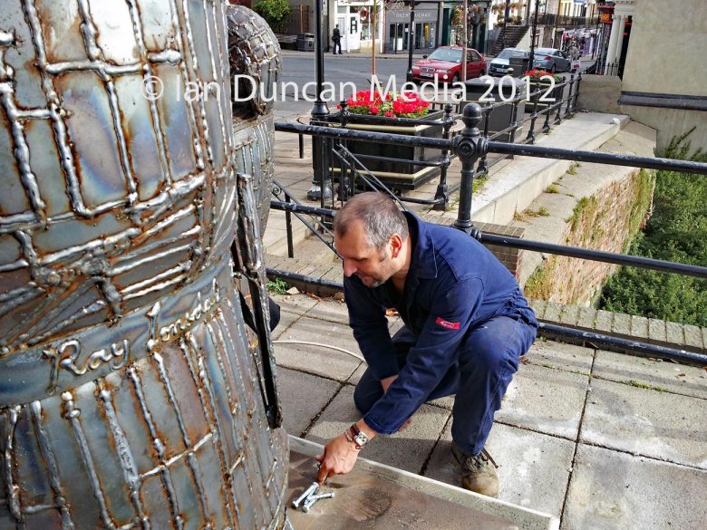 Artist Ray Lonsdale installs The Smuggler's Apprentice (Lesson 1) statue in Scarborough in North Yorkshire. Photo: Ian Duncan.