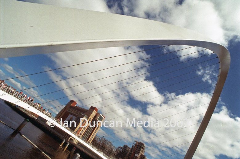 BLINKING BRIDGE... The bridge between Gateshead and Newcastle in the north-east of England in July 2002... Picture: Ian Duncan.