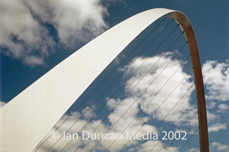 BBLINKING BRIDGE... The bridge between Gateshead and Newcastle in the north-east of England in July 2002... Picture: Ian Duncan.